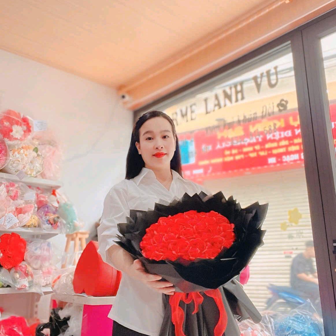 BÓ HOA SÁP ĐỎ ĐANG CÔNG CHÚA-duoc-ban-tai-SHOP QUÀ TẶNG CHARME LANHVU