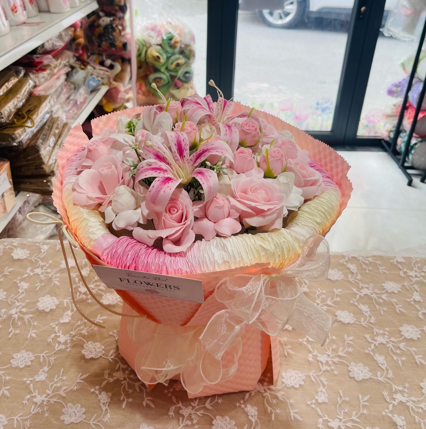 BÓ HOA SÁP HỒNG TỶ MUỘI MIX HOA LỤA LY-duoc-ban-tai-SHOP QUÀ TẶNG CHARME LANHVU
