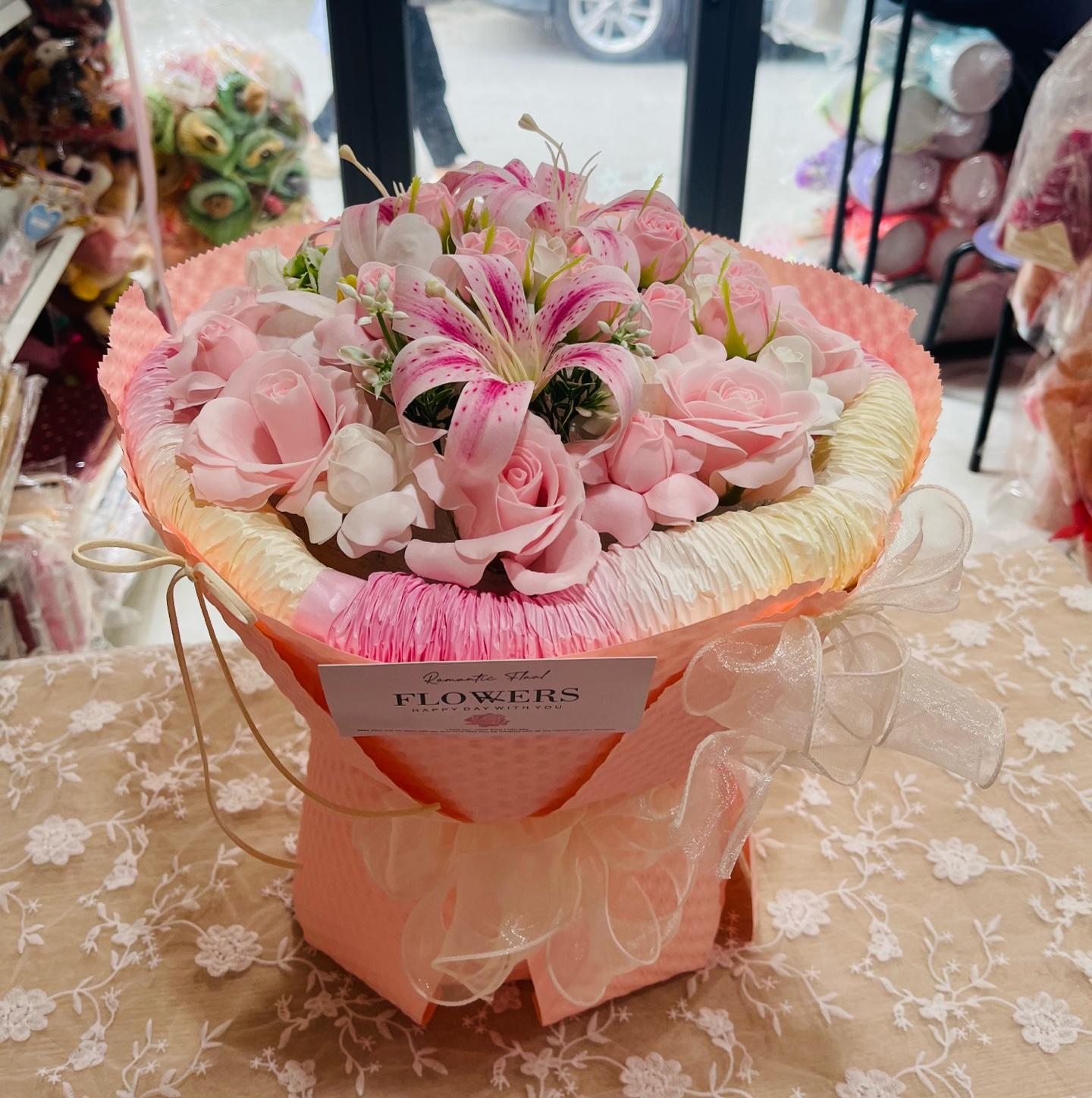 BÓ HOA SÁP HỒNG TỶ MUỘI MIX HOA LỤA LY-duoc-ban-tai-SHOP QUÀ TẶNG CHARME LANHVU