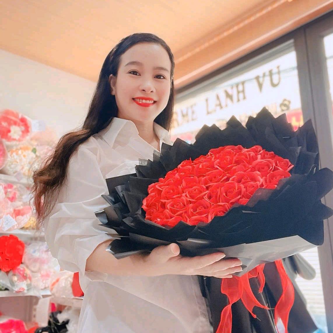BÓ HOA SÁP ĐỎ ĐANG CÔNG CHÚA-duoc-ban-tai-SHOP QUÀ TẶNG CHARME LANHVU