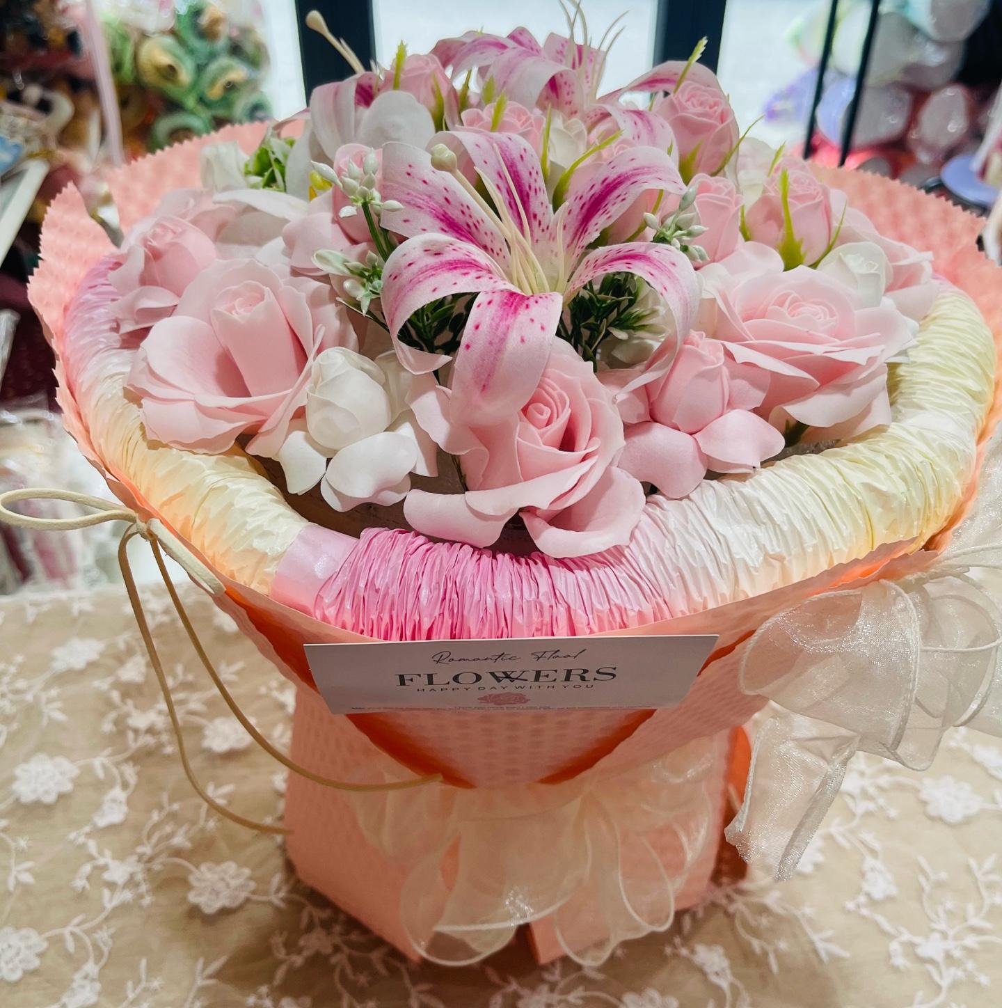 BÓ HOA SÁP HỒNG TỶ MUỘI MIX HOA LỤA LY-duoc-ban-tai-SHOP QUÀ TẶNG CHARME LANHVU