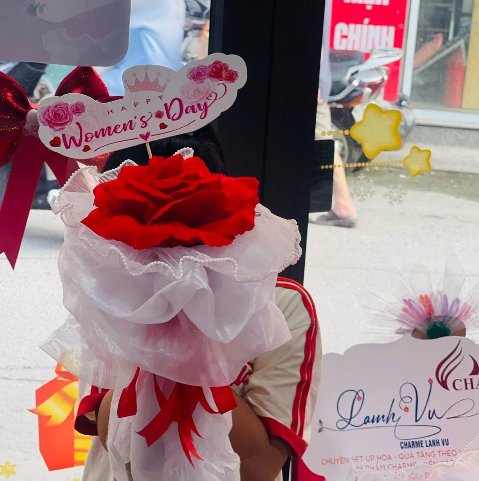 BÓ HOA 1 BÔNG HỒNG NHUNG TO MIX VOAN TRẮNG-duoc-ban-tai-SHOP QUÀ TẶNG CHARME LANHVU