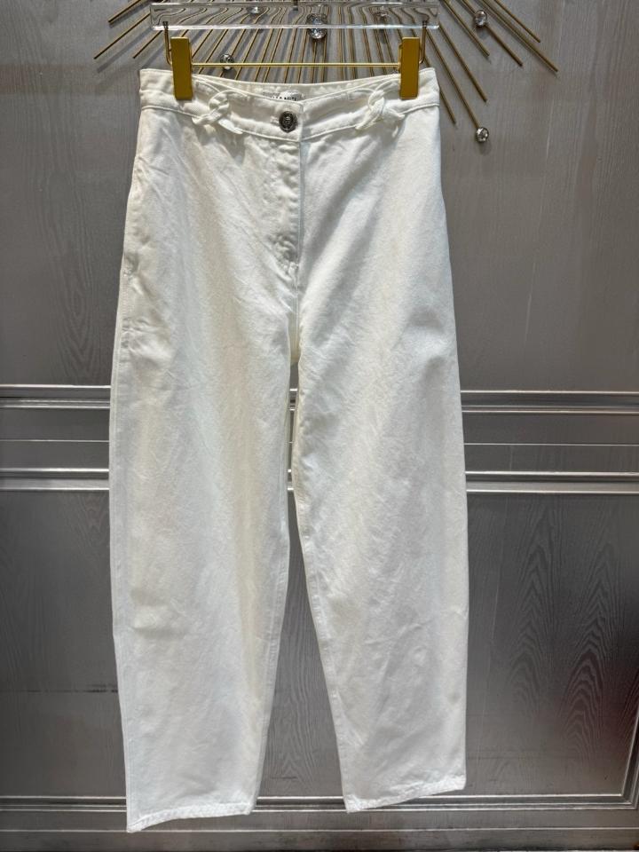Chanel Jeans
 
Washed Denim 
White P79083-V71308-NADKJ-duoc-ban-tai-HVIP Shoes & Clothes