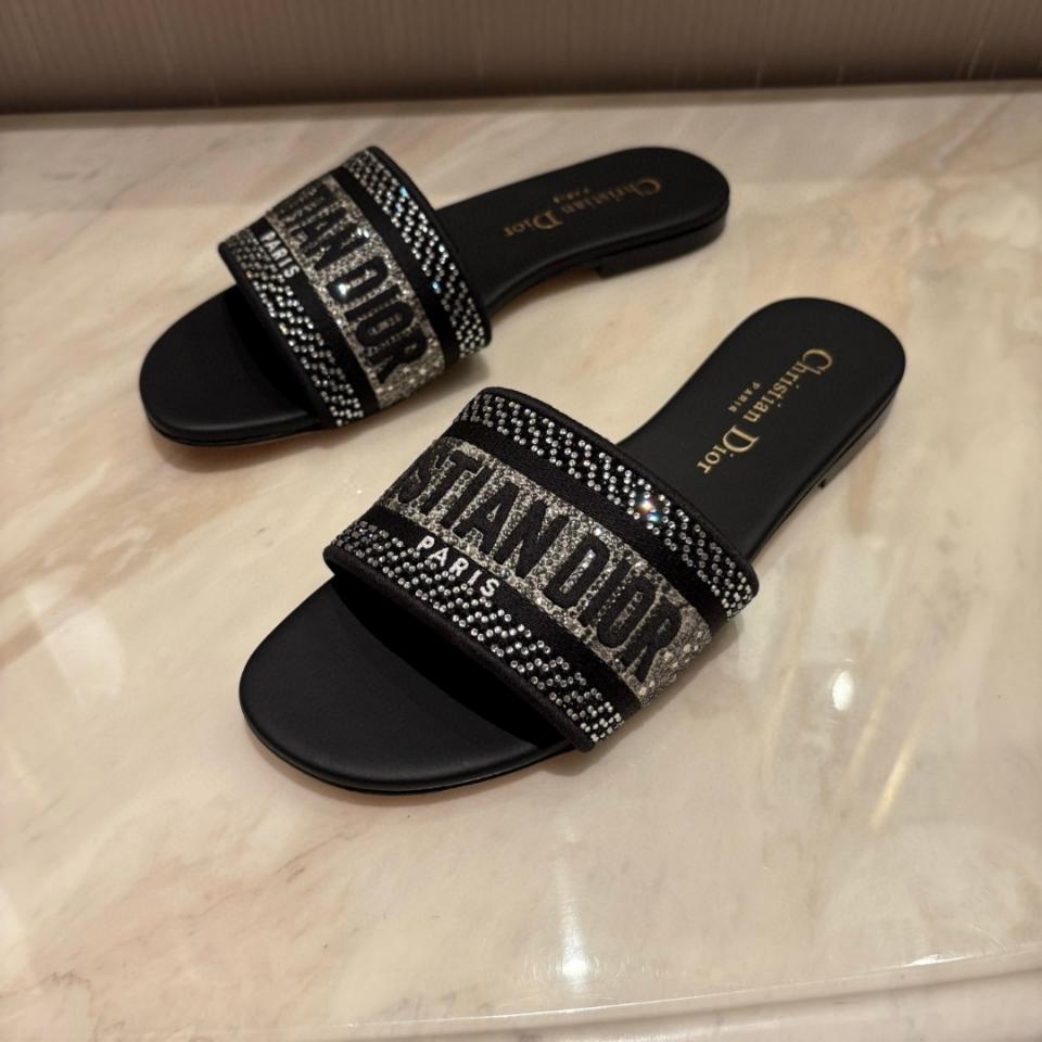 Dior Dway Slide
Black Cotton Embroidered with Metallic Thread and silver-Tone Strass KCQ209LCS -duoc-ban-tai-HVIP Shoes & Clothes