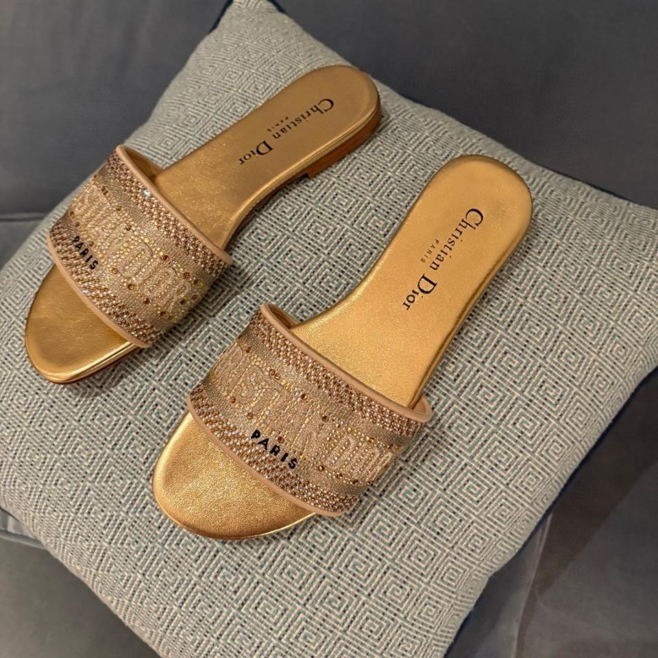 Dior Dway Slide
Cotton Embroidered with Metallic Thread and Gold-Tone Strass KCQ209LCS_S62K-duoc-ban-tai-HVIP Shoes & Clothes