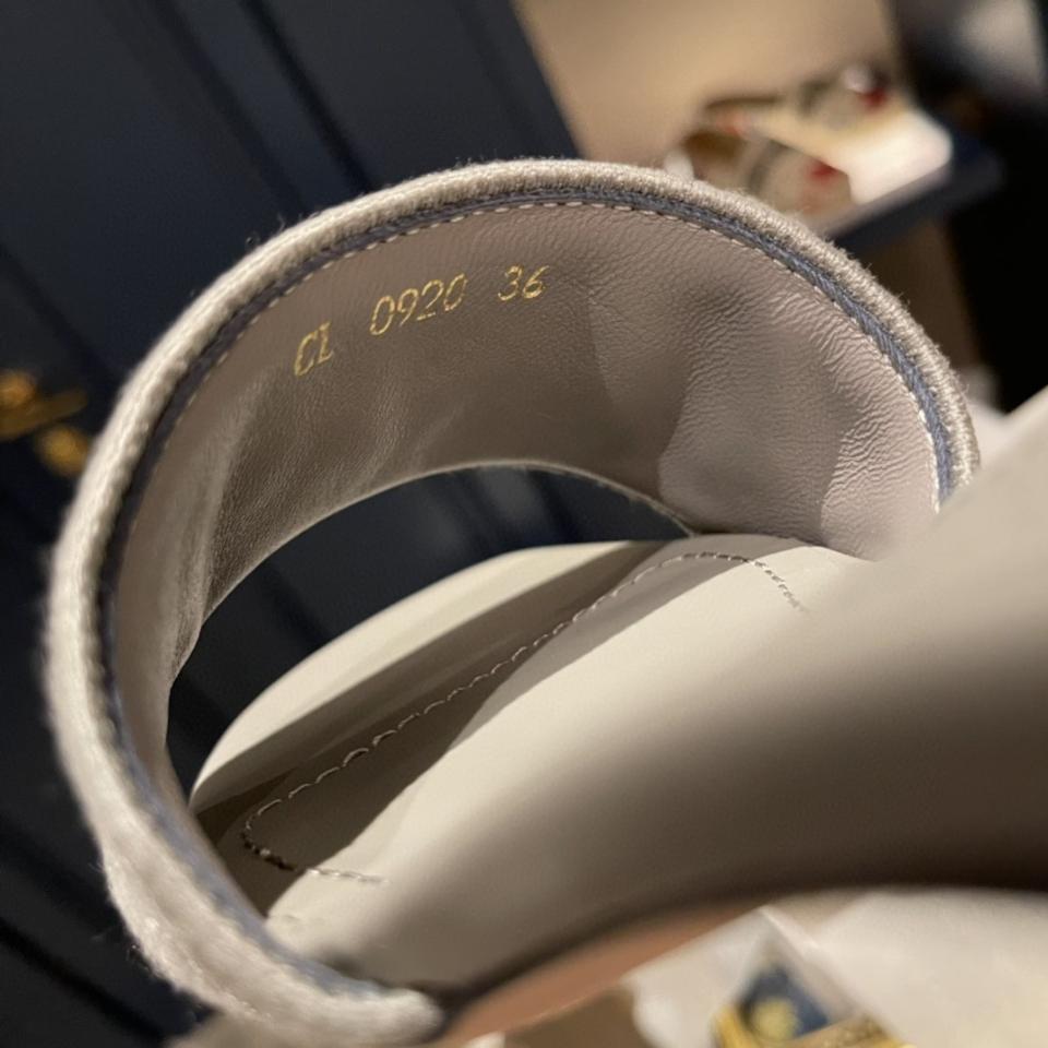 Dior Dway Heeled Slide
Gray Embroidered Cotton KCQ915ERC_S56B -duoc-ban-tai-HVIP Shoes & Clothes