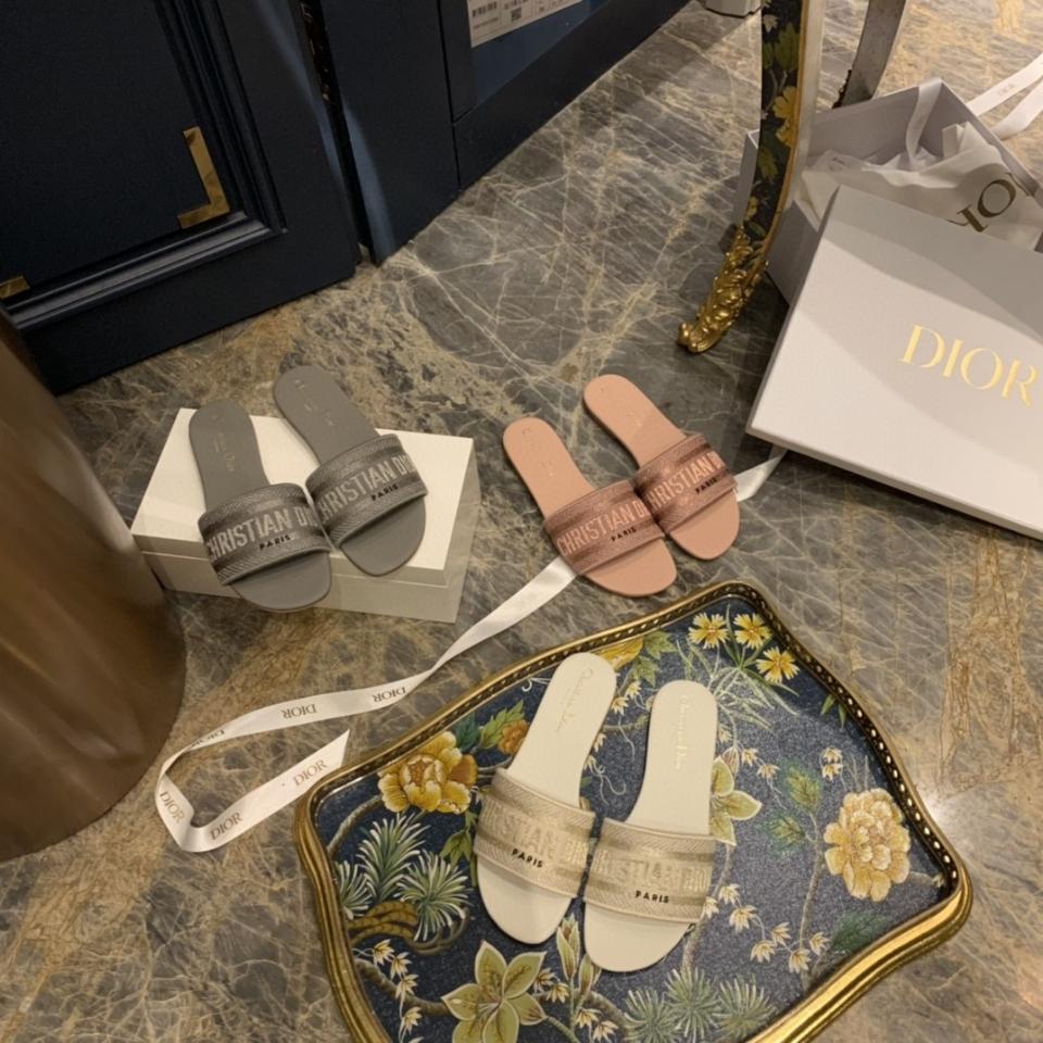 Dior Dway Slide
Green Embroidered Cotton KCQ166ERC-duoc-ban-tai-HVIP Shoes & Clothes