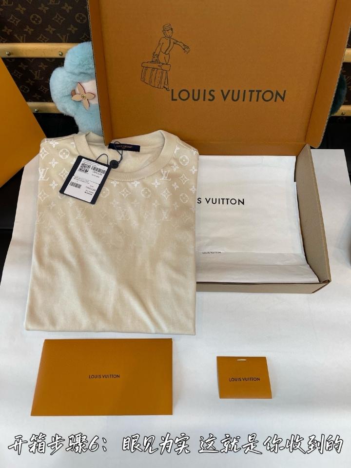 Louis Vuitton 1AHUUM
Monogram Gradient T-Shirt 1-duoc-ban-tai-HVIP Shoes & Clothes