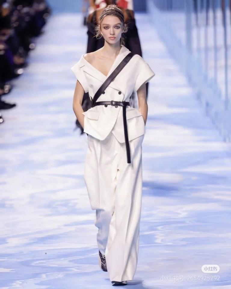 Dior Asymmetric Short-Sleeved Jacket with Belt
White Silk and Cotton Faille
521V80A7050_X9000-duoc-ban-tai-HVIP Shoes & Clothes