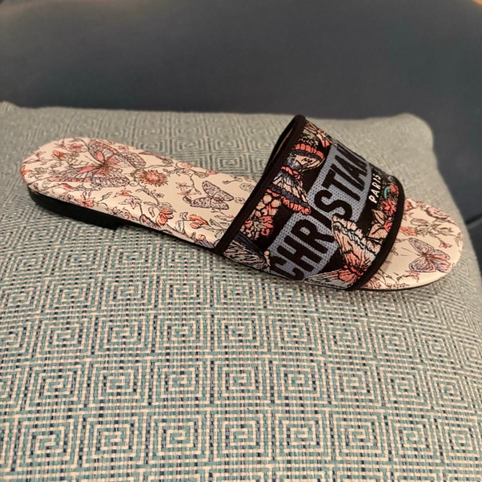 Dior Dway Slide 
Embroidered Cotton and White Multicolor Toile de Jouy Papillon Motif KCQ209ECT-duoc-ban-tai-HVIP Shoes & Clothes