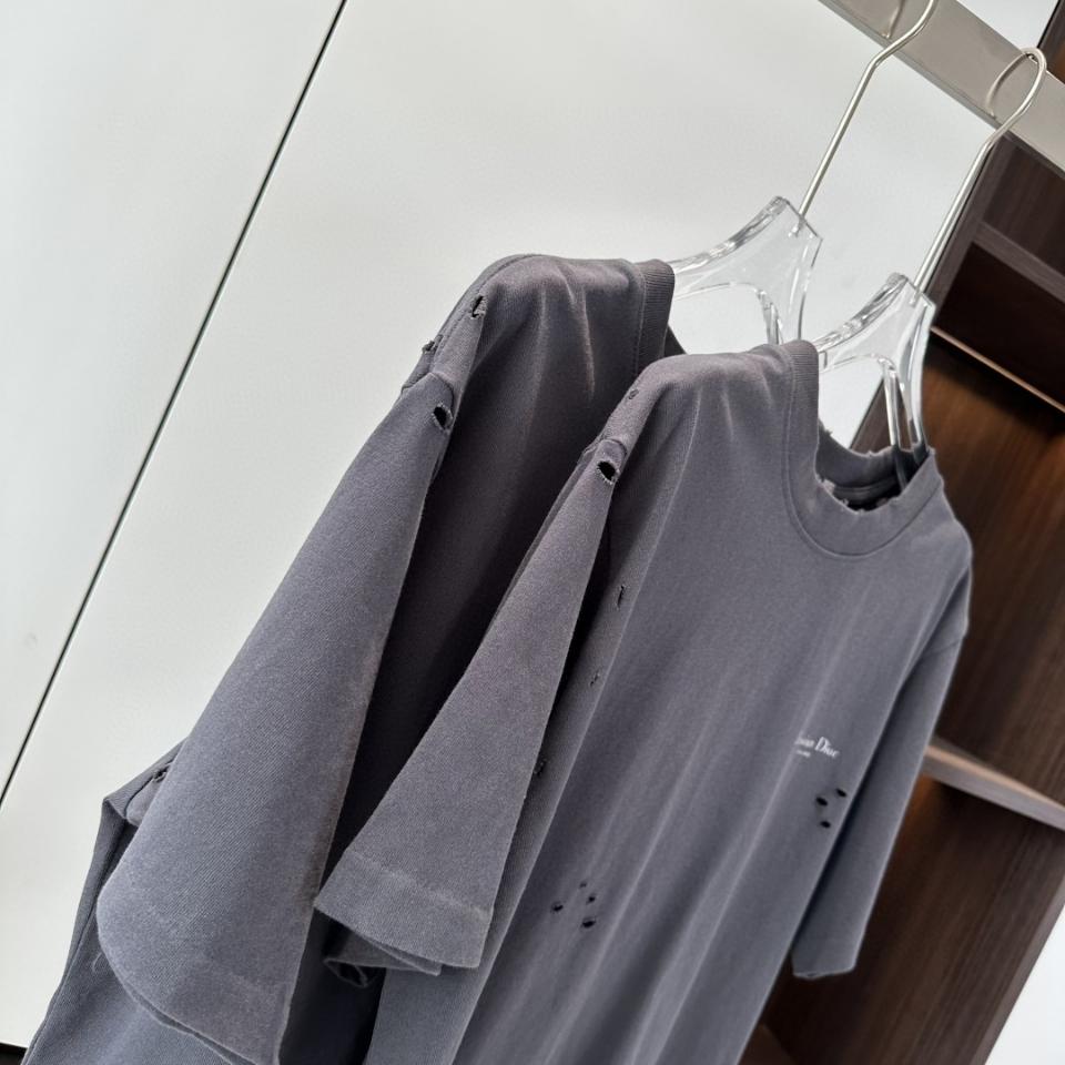 Christian Dior Couture Lily of the Valley T-Shirt, Relaxed Fit
Black Cotton Jersey
593J672B0554_C980 1-duoc-ban-tai-HVIP Shoes & Clothes