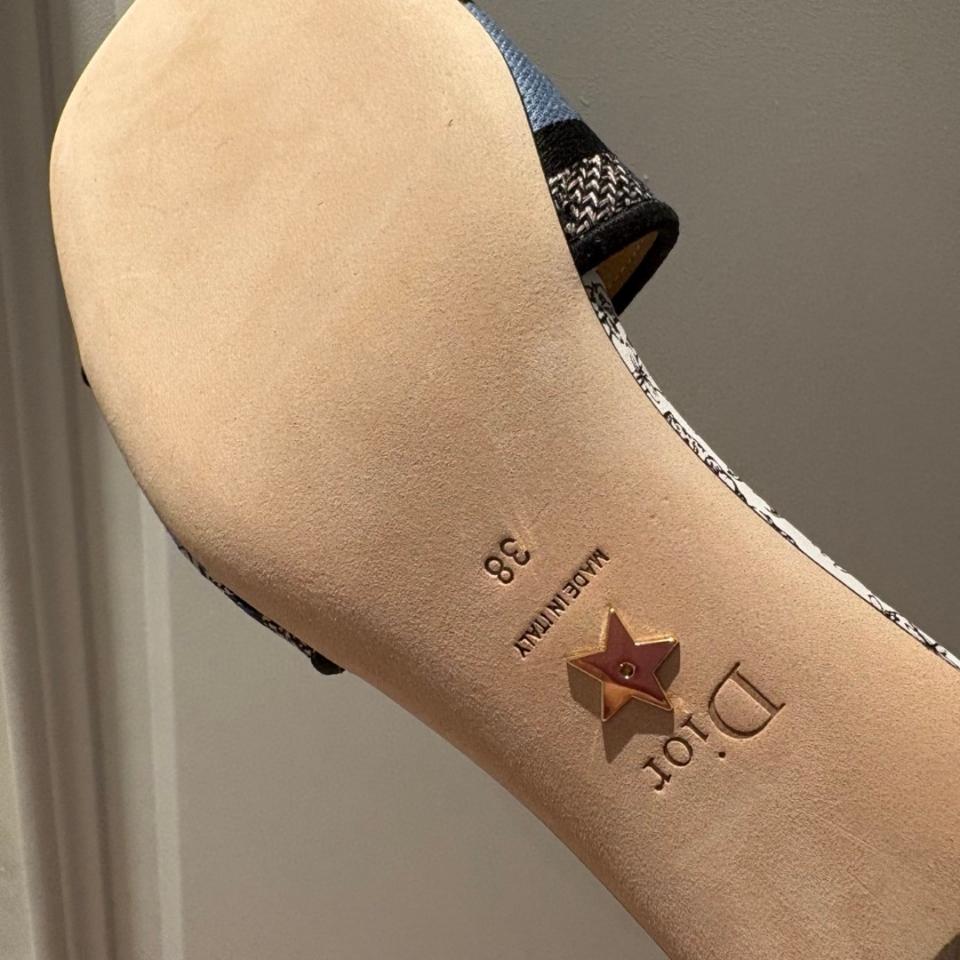 Dior Dway heels Slide 
Embroidered Cotton and White Multicolor Toile de Jouy Papillon Motif-duoc-ban-tai-HVIP Shoes & Clothes