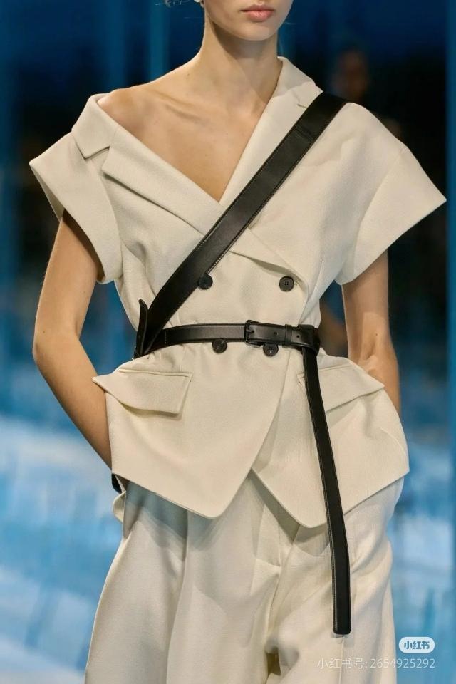 Dior Asymmetric Short-Sleeved Jacket with Belt
White Silk and Cotton Faille
521V80A7050_X9000-duoc-ban-tai-HVIP Shoes & Clothes