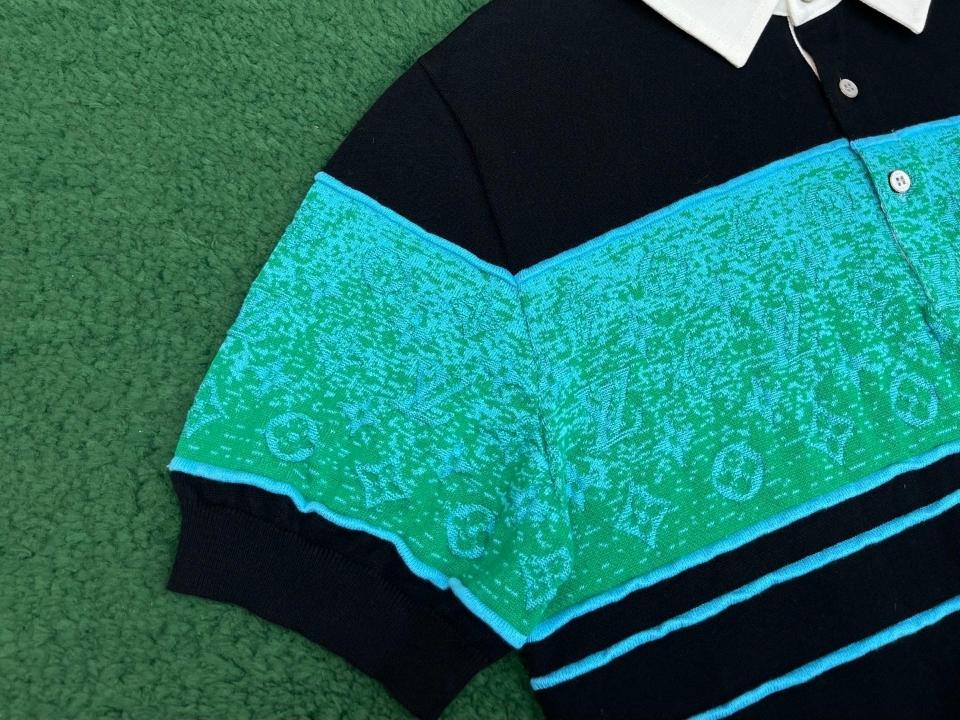 Louis Vuitton 1AGTM3
Iridescent Jacquard Short-Sleeved Polo-duoc-ban-tai-HVIP Shoes & Clothes