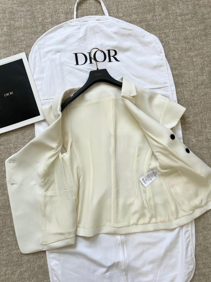 Dior Asymmetric Short-Sleeved Jacket with Belt
White Silk and Cotton Faille
521V80A7050_X9000-duoc-ban-tai-HVIP Shoes & Clothes