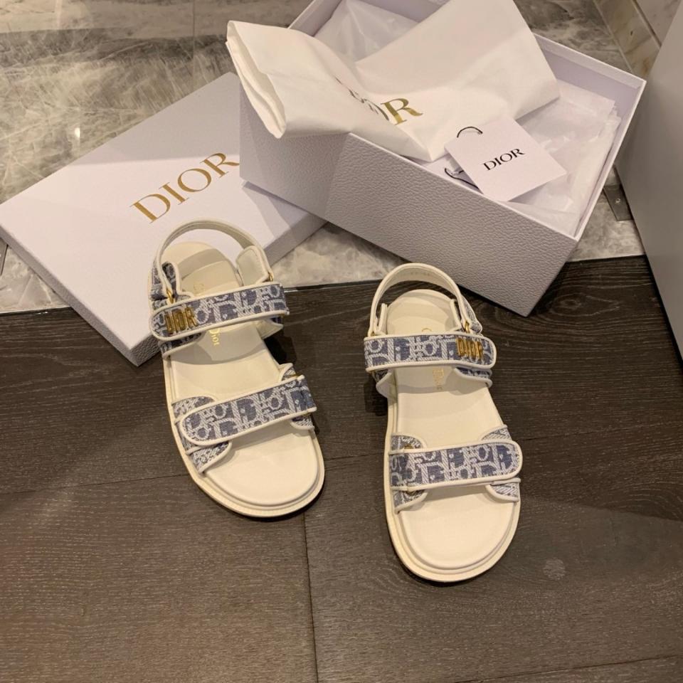 Dior Dioract Sandal
Chambray Blue Jacquard with Ecru Dior Oblique Raffia
KCO170ROJ_S28N-duoc-ban-tai-HVIP Shoes & Clothes