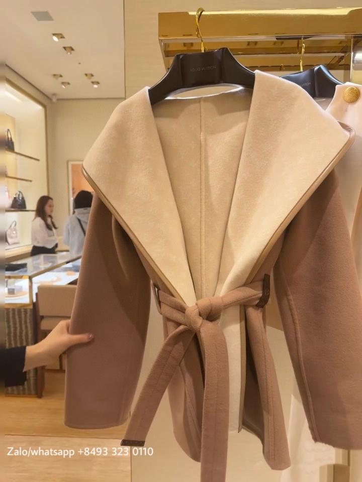 Louis Vuitton 1AFSKE
Reversible Signature Short Hooded Wrap Coat V3-duoc-ban-tai-Hvip Bags & Accessories