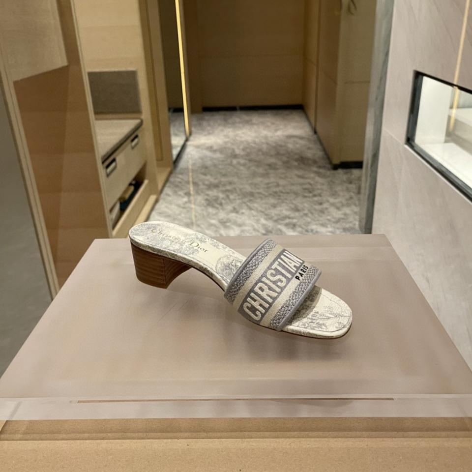 Dior Dway Heeled Slide
Gray Embroidered Cotton and Toile de Jouy Sauvage Motif
KCQ902TJE-duoc-ban-tai-HVIP Shoes & Clothes