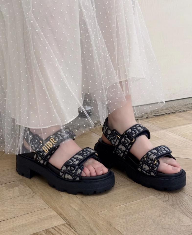 Dior Dioract Platform Sandal
Cotton Embroidered with Deep Blue Dior Oblique Motif
KCO058OLF_S10B-duoc-ban-tai-HVIP Shoes & Clothes