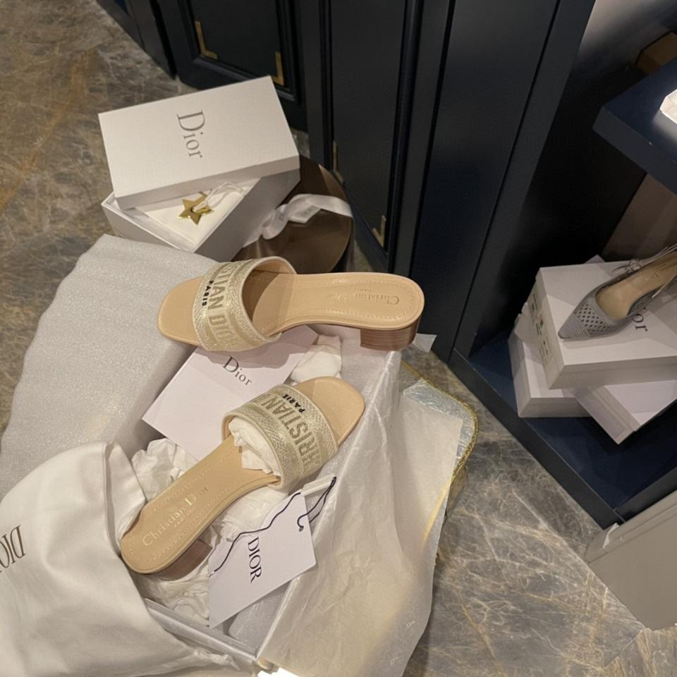 Dior Dway Heeled Slide
Nude Embroidered Cotton KCQ915ERC_S56B Sao chép-duoc-ban-tai-HVIP Shoes & Clothes