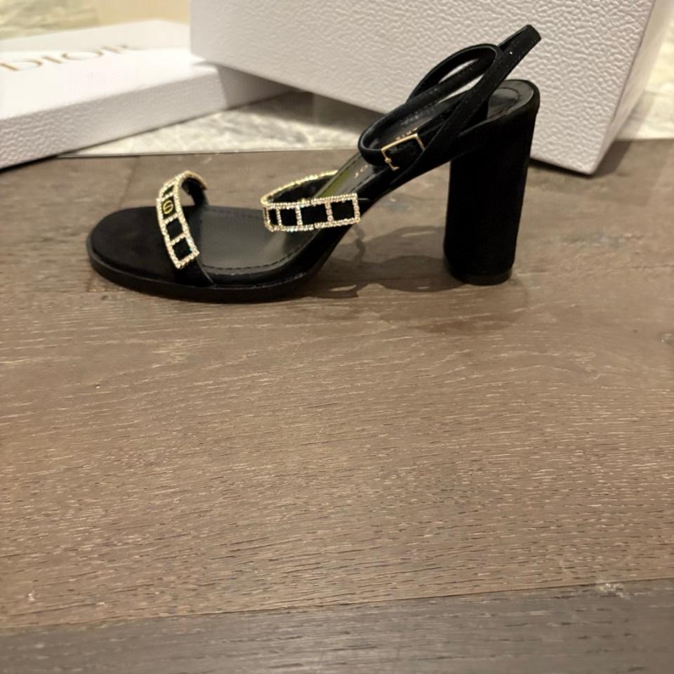 Dior Diorissime Heeled Sandal
Black Suede Goatskin and Silver-Tone Strass
KCO286VVV_S900-duoc-ban-tai-HVIP Shoes & Clothes