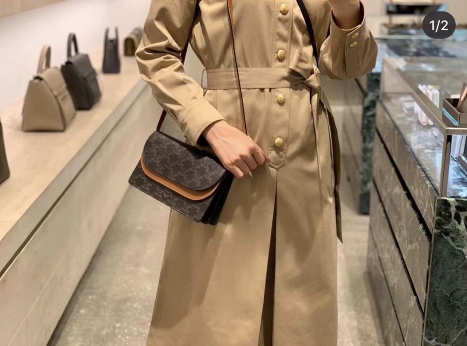 CELINE WALLET ON STRAP IN TRIOMPHE CANVAS AND SMOOTH LAMBSKIN
TAN 10D852CG9.04LU-duoc-ban-tai-Hvip Bags & Accessories