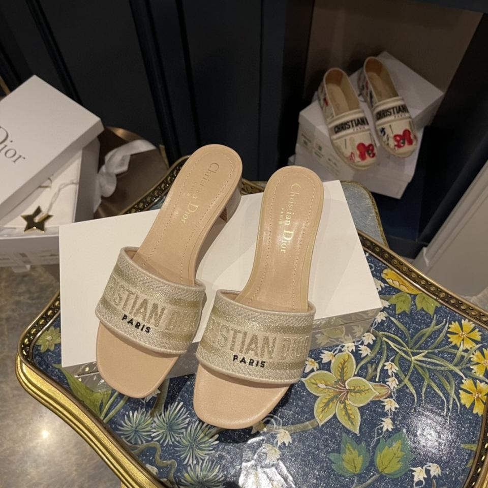 Dior Dway Heeled Slide
Nude Embroidered Cotton KCQ915ERC_S56B Sao chép-duoc-ban-tai-HVIP Shoes & Clothes