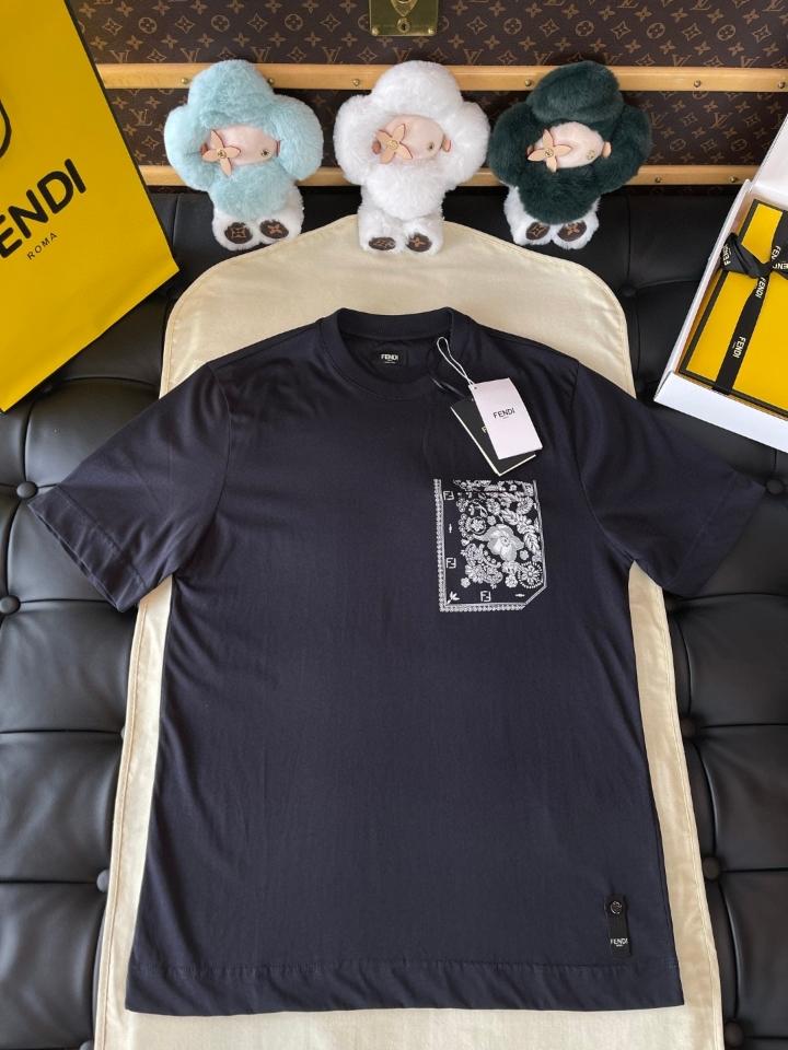 Fendi T-Shirt
Blue cotton T-shirt FY0936AV0PF0QA2-duoc-ban-tai-HVIP Shoes & Clothes