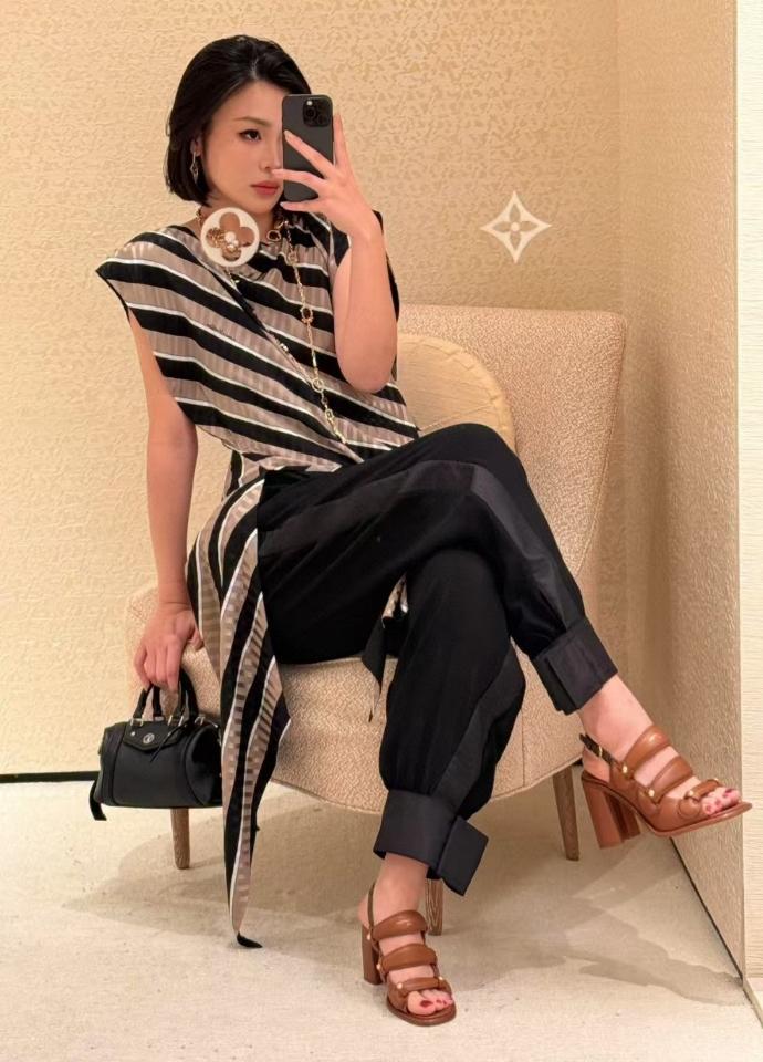 Louis Vuitton 1AHHKF
Fashion Show
Asymmetrical Striped Top-duoc-ban-tai-HVIP Shoes & Clothes