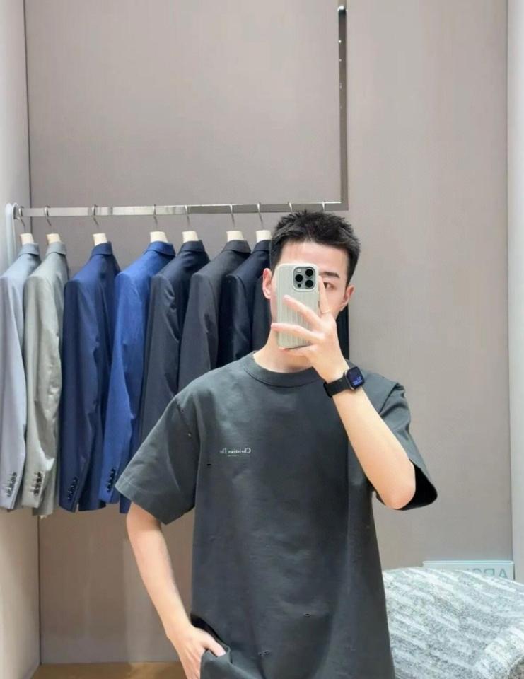 Christian Dior Couture Lily of the Valley T-Shirt, Relaxed Fit
Black Cotton Jersey
593J672B0554_C980-duoc-ban-tai-HVIP Shoes & Clothes