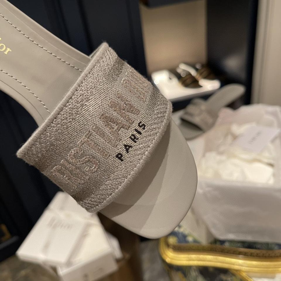 Dior Dway Heeled Slide
Gray Embroidered Cotton KCQ915ERC_S56B -duoc-ban-tai-HVIP Shoes & Clothes