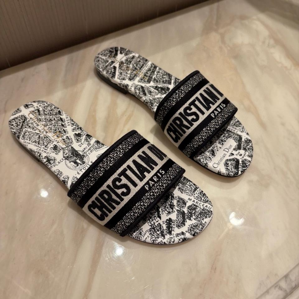 Dior Dway Slide 
White and Black Embroidered Cotton with Plan de Paris Motif KCQ209KPY_S15W-duoc-ban-tai-HVIP Shoes & Clothes