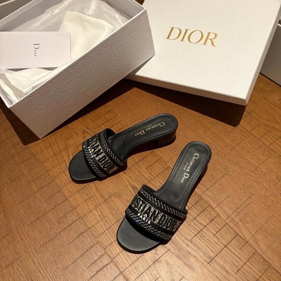 Dior Dway Heeled Slide
Black Cotton Embroidered with Metallic Thread and Silver-Tone Strass
KCQ860CHS_S900-duoc-ban-tai-HVIP Shoes & Clothes