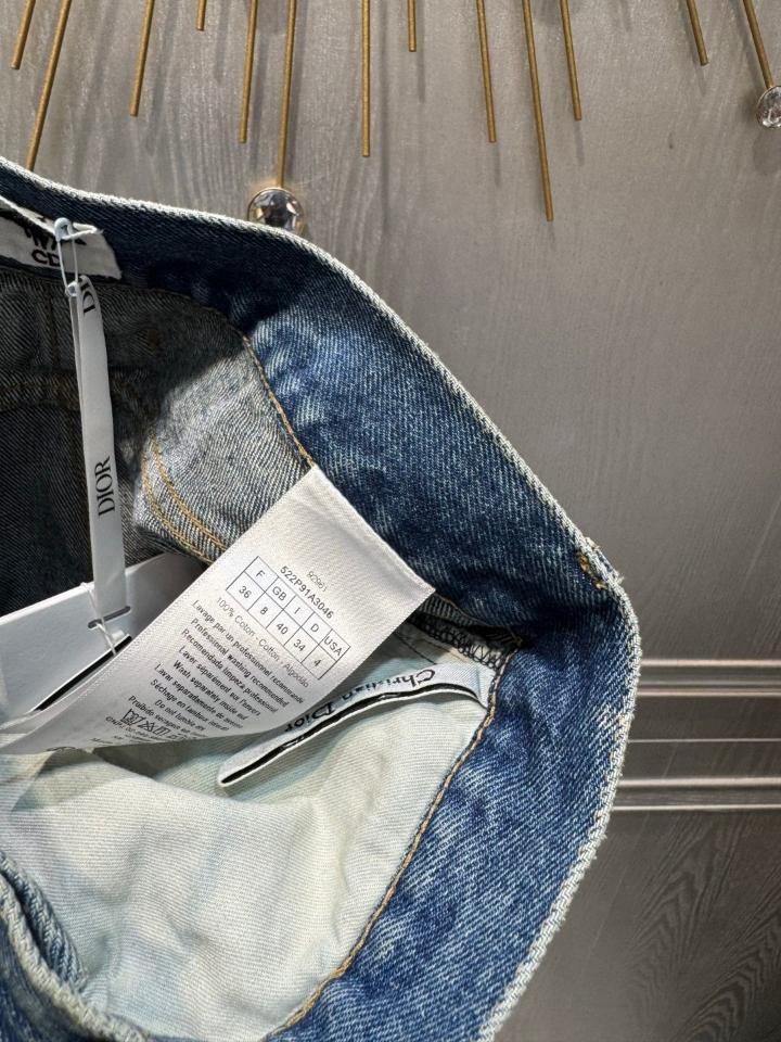 Dior Flared Jeans
Blue Stonewashed Cotton Denim
522P91A3046_X5408-duoc-ban-tai-HVIP Shoes & Clothes