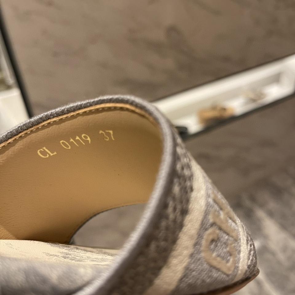 Dior Dway Slide
Gray Embroidered Cotton and Toile de Jouy Motif
 KCQ209TJE-duoc-ban-tai-HVIP Shoes & Clothes