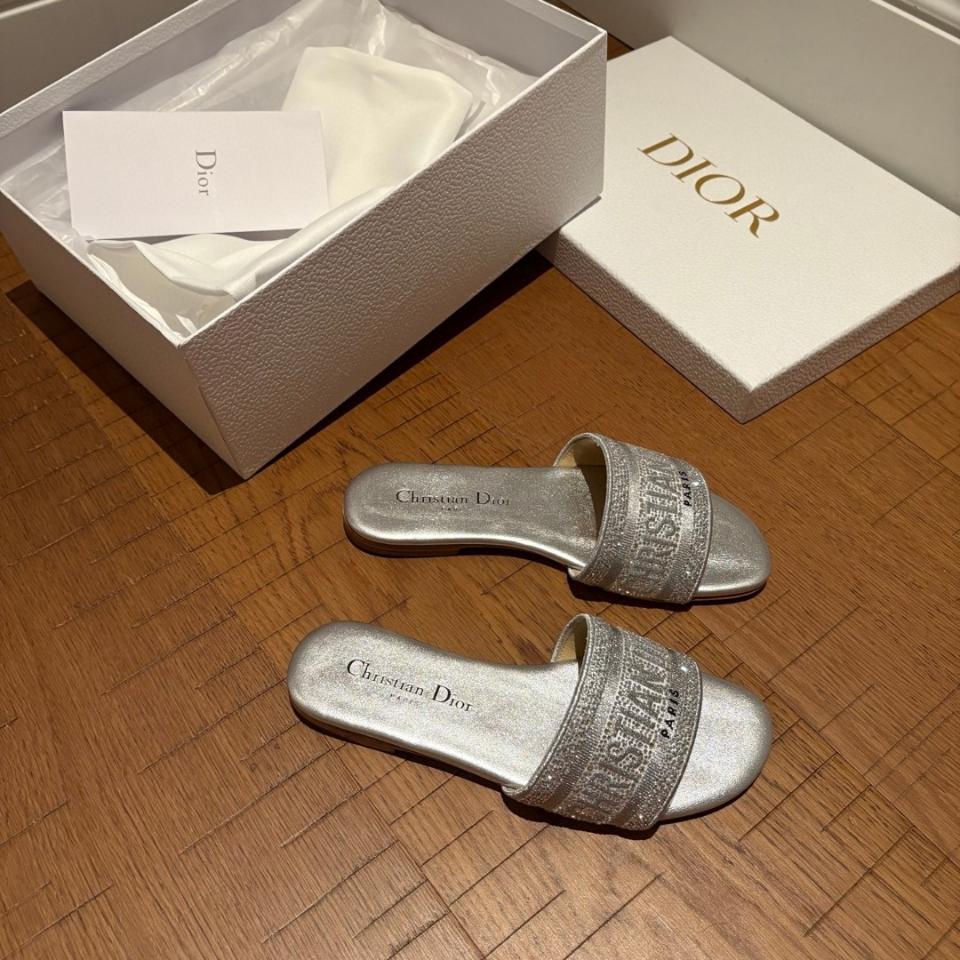 Dior Dway Slide
Cotton Embroidered with Metallic Thread and silver-Tone Strass KCQ209LCS-duoc-ban-tai-HVIP Shoes & Clothes