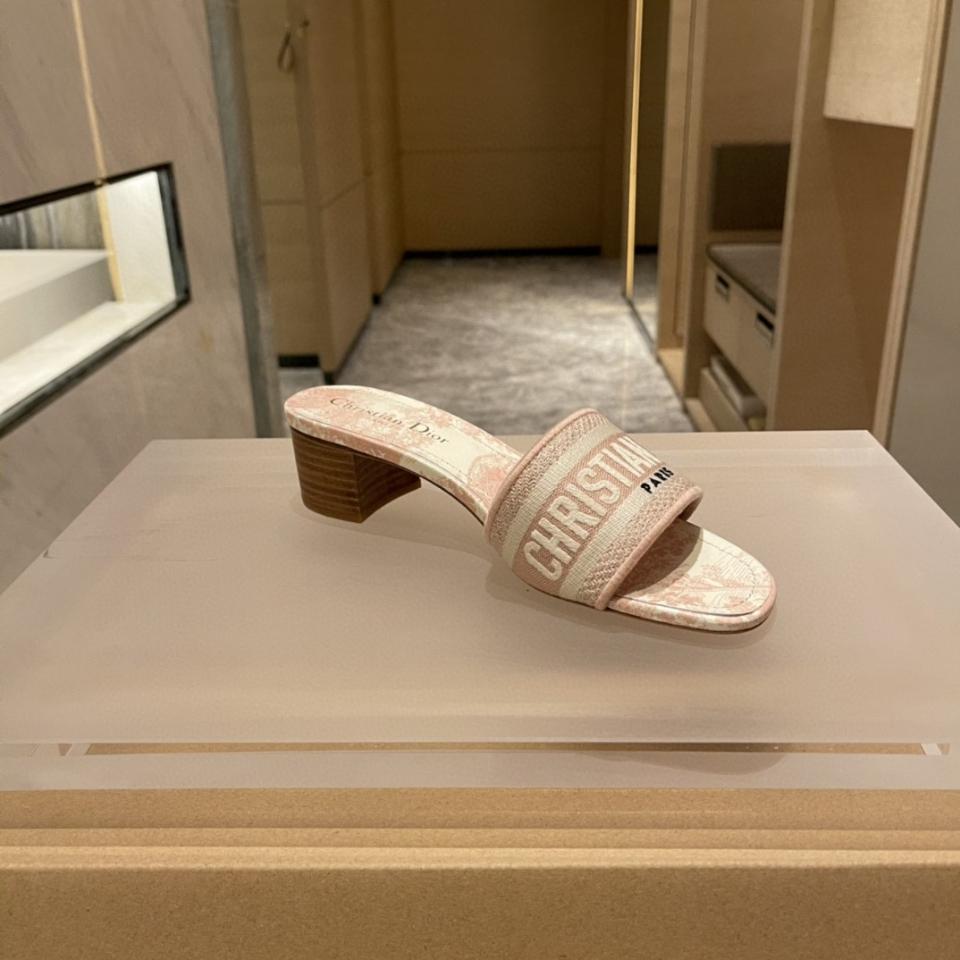 Dior Dway Heeled Slide
Pink Embroidered Cotton and Toile de Jouy Sauvage Motif
KCQ902TJE -duoc-ban-tai-HVIP Shoes & Clothes