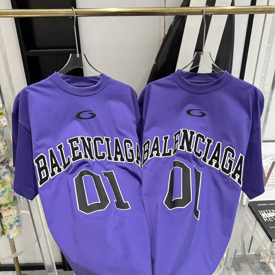 Balenciaga MEN'S BASKETBALL SERIES - OVERSIZED T-SHIRT IN OFF WHITE Na1 -duoc-ban-tai-Hvip Bags & Accessories