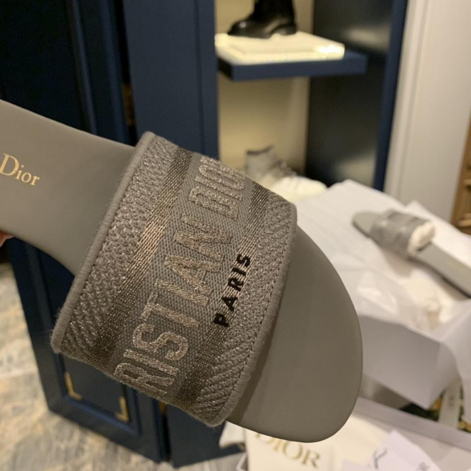 Dior Dway Slide
Green Embroidered Cotton KCQ166ERC-duoc-ban-tai-HVIP Shoes & Clothes