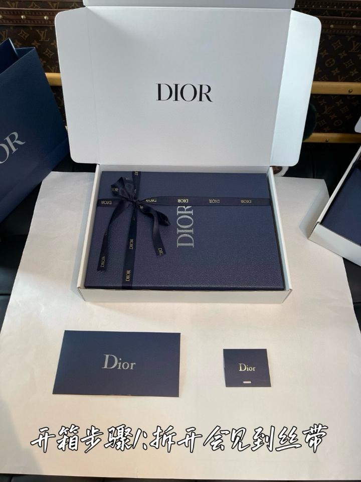 Dior Christian Dior Couture Lily of the Valley Polo Shirt
Blue Cotton Jersey
593M810A7024_C5802-duoc-ban-tai-HVIP Shoes & Clothes