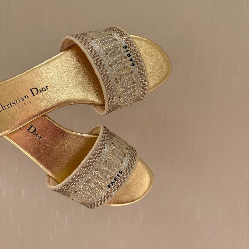 Dior Dway Slide
Cotton Embroidered with Metallic Thread and Gold-Tone Strass KCQ209LCS_S62K-duoc-ban-tai-HVIP Shoes & Clothes