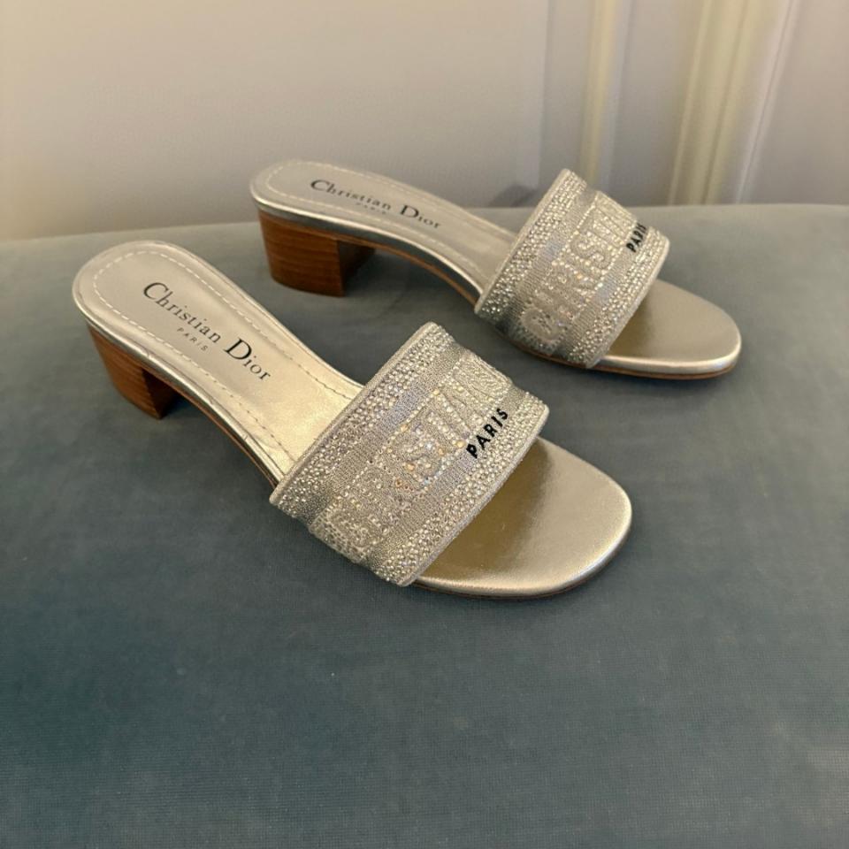 Dior Dway Heeled Slide
White Cotton Embroidered with Metallic Thread and white-Tone Strass
KCQ860CHS-duoc-ban-tai-HVIP Shoes & Clothes