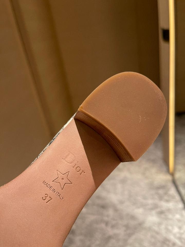 Dior Dway Heeled Slide
Gray Embroidered Cotton and Toile de Jouy Sauvage Motif
KCQ902TJE-duoc-ban-tai-HVIP Shoes & Clothes