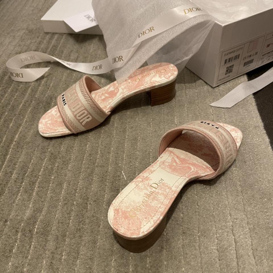 Dior Dway Heeled Slide
Pink Embroidered Cotton and Toile de Jouy Sauvage Motif
KCQ902TJE -duoc-ban-tai-HVIP Shoes & Clothes