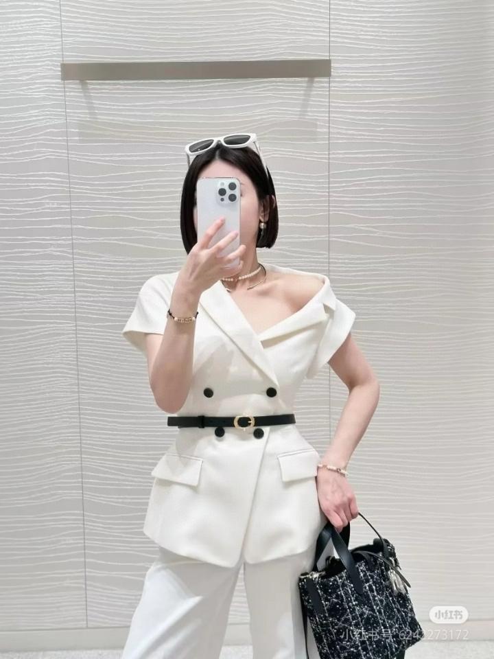 Dior Asymmetric Short-Sleeved Jacket with Belt
White Silk and Cotton Faille
521V80A7050_X9000-duoc-ban-tai-HVIP Shoes & Clothes