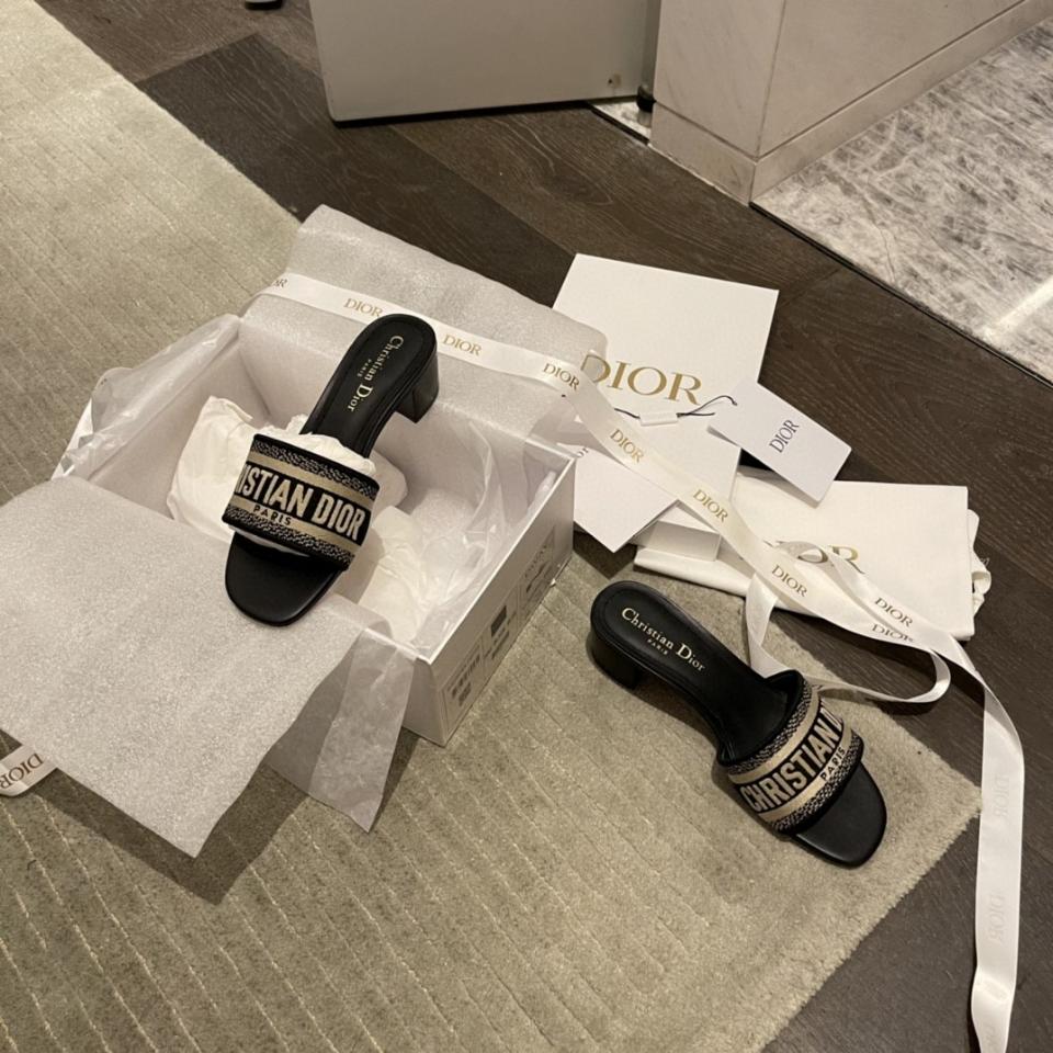 Dior Dway Heeled Slide
Deep Blue Embroidered Cotton KCQ915ERC_S56B-duoc-ban-tai-HVIP Shoes & Clothes