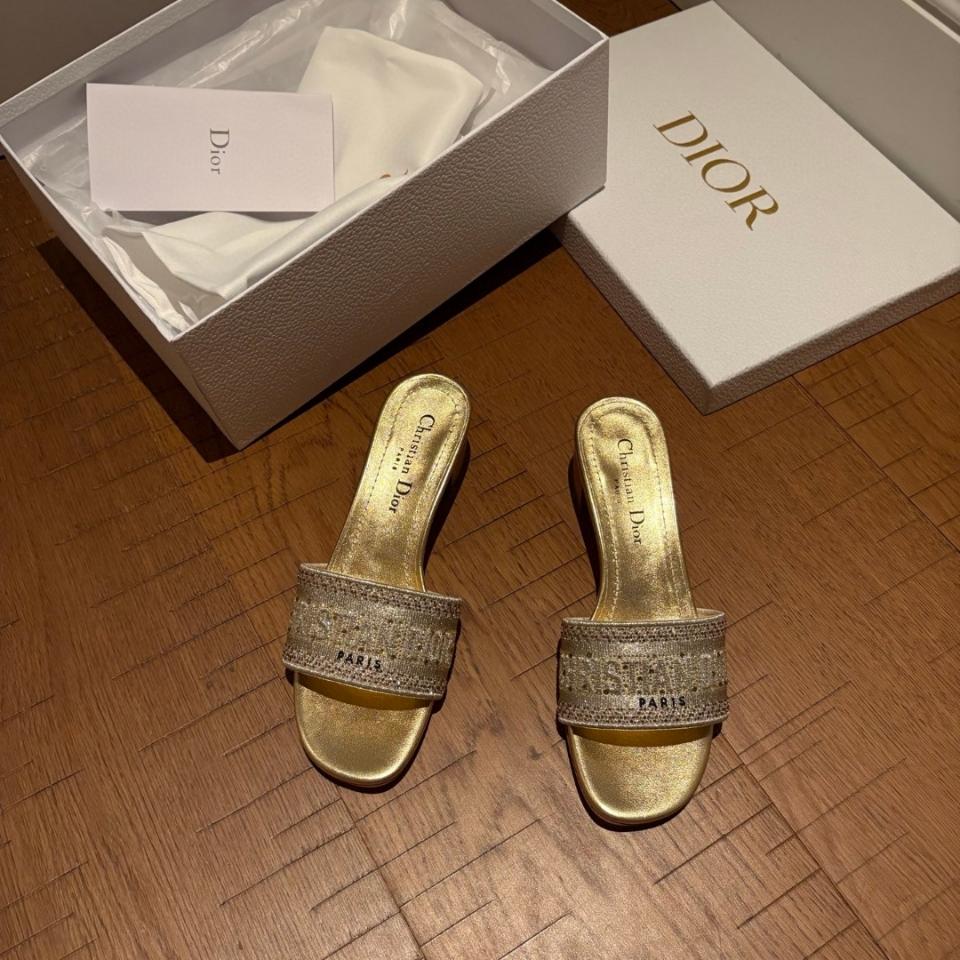 Dior Dway Heeled Slide
Gold Cotton Embroidered with Metallic Thread and gold-Tone Strass
KCQ860CHS-duoc-ban-tai-HVIP Shoes & Clothes