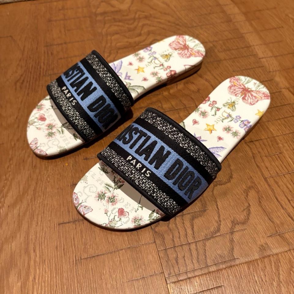 Dior Dway Slide 
Embroidered blue Cotton and White Multicolor Toile de Jouy Papillon Motif KCQ209ECT-duoc-ban-tai-HVIP Shoes & Clothes