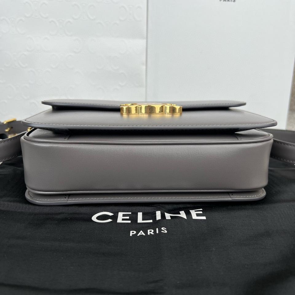CELINE CLASSIQUE TRIOMPHE BAG IN SHINY CALFSKIN
ZINC 187363BF4.08ZC-duoc-ban-tai-Hvip Bags & Accessories