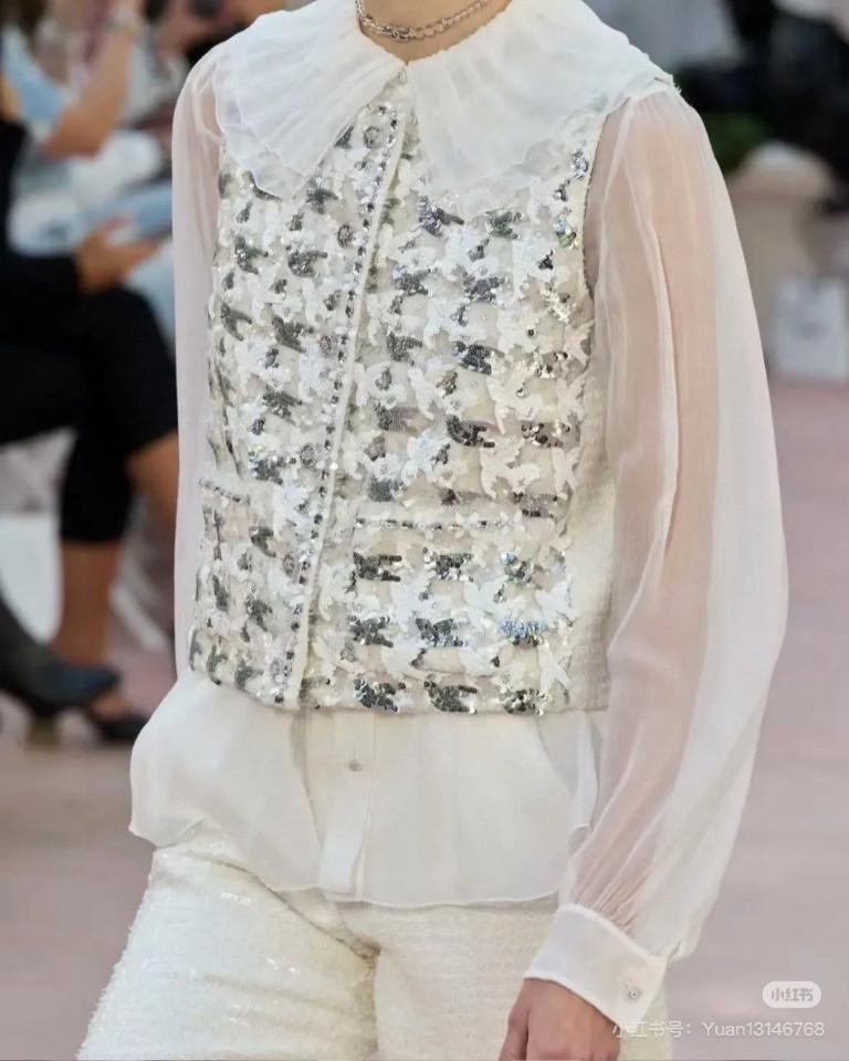 Chanel Blouse
 
Silk Muslin 
White
P79102-V64197-00100-duoc-ban-tai-HVIP Shoes & Clothes